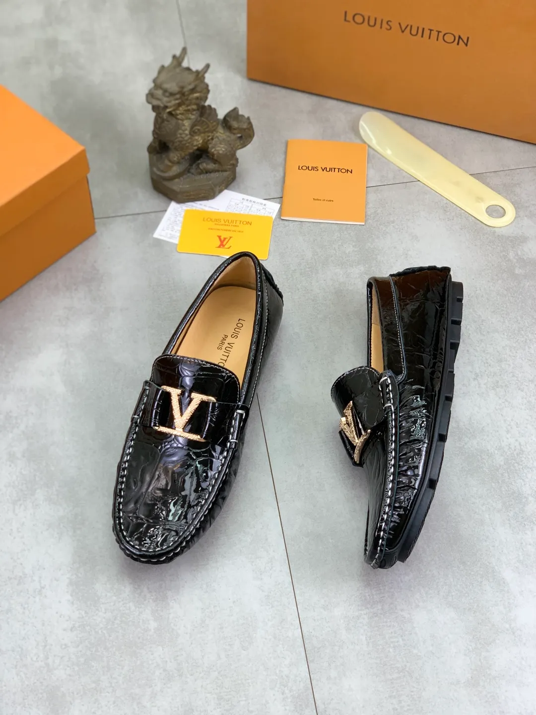 Men's men's shoes 💰P360💰【New style】🆘 🔥🆕【Louis Vuitton】LV Hong Kong high-quality beanie shoes. Loaf style for lazy people. This fabric is made of 🇮🇹 imported Italian first-layer cowhide➕full first-layer pigskin lining. The lining is more high-end. The original non-slip and wear-resistant rubber outsole is the only choice for driving. Size: 38-45. 4️⃣colors available.